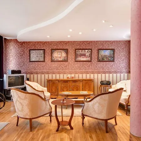 Aristocratic, Elegant, Designer Apartment *